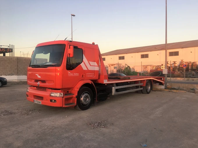 Camión de remolque rojo