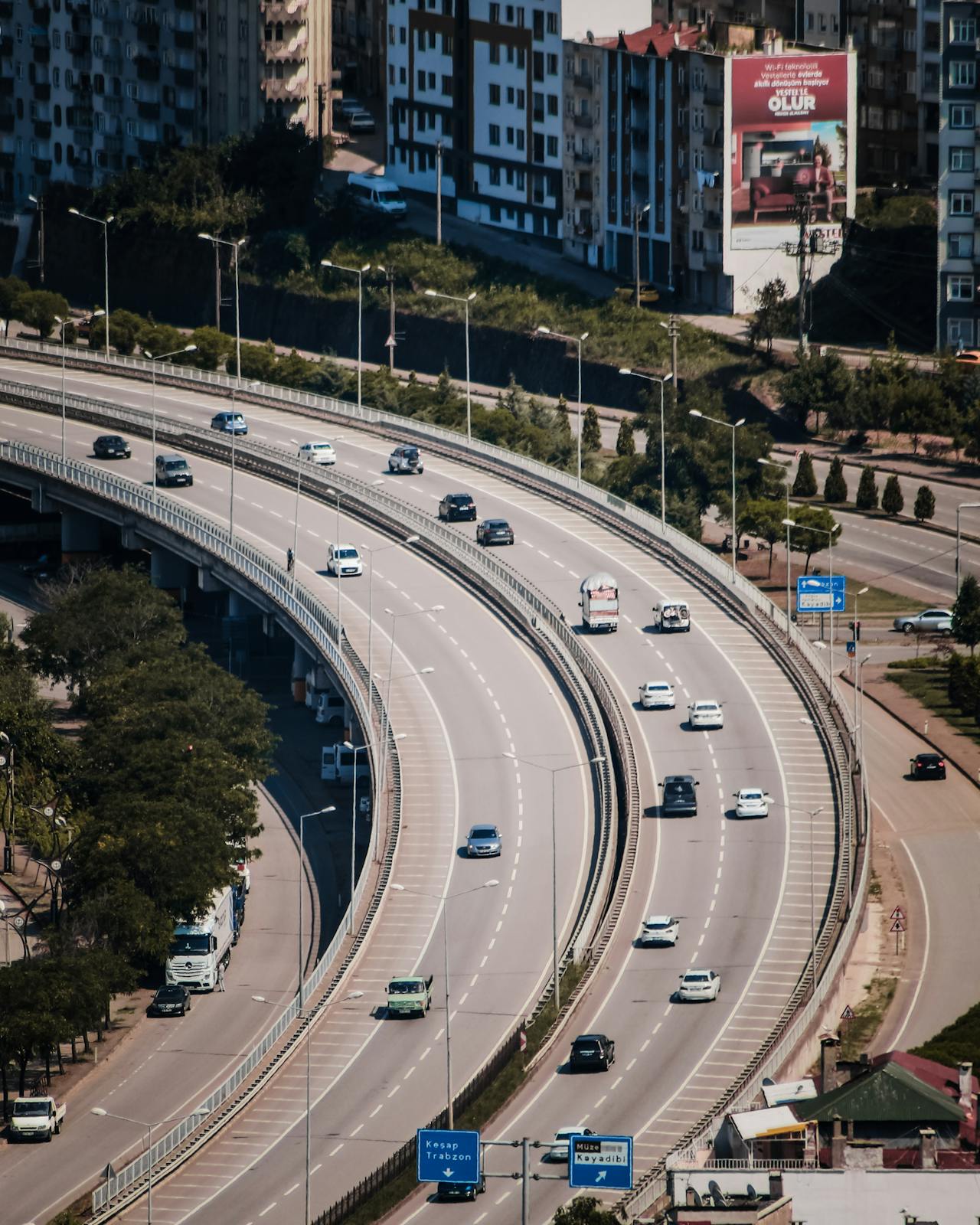 Carretera con tráfico urbano