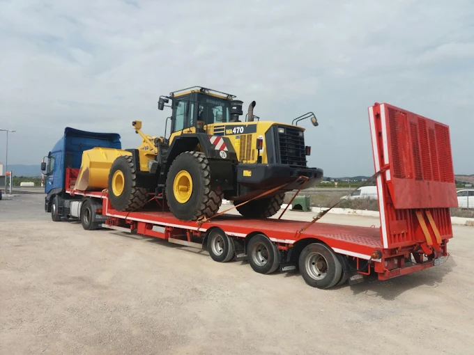 Cargadora sobre un camión plano