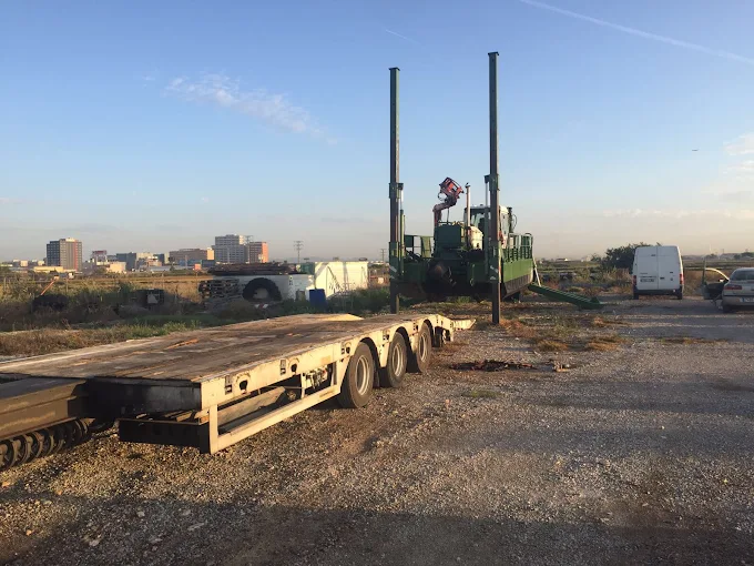 Maquinaria en un terreno vacío